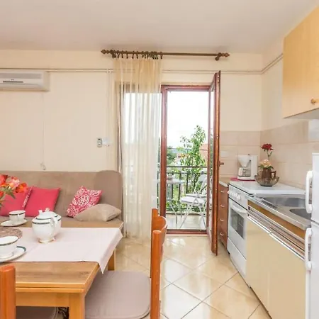 2 Bedroom Nice Apartment In Biograd Apartmán
