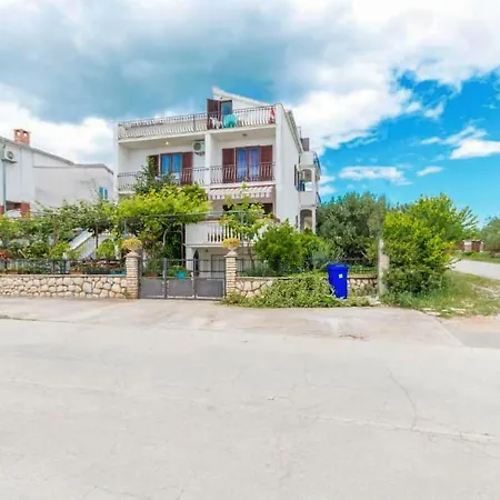 2 Bedroom Nice Apartment In Biograd *