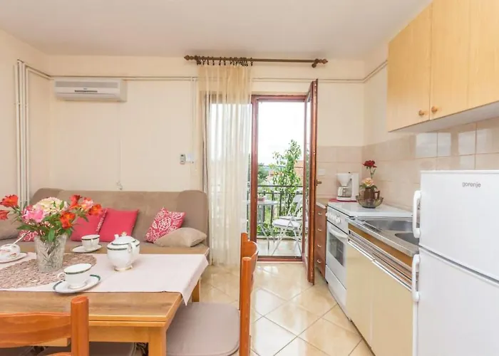 Cozy Apartment In Biograd With Kitchen Lägenhet