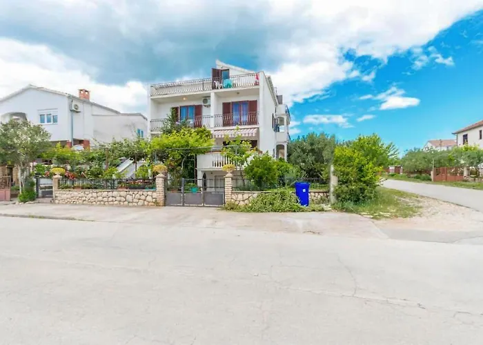 Cozy Apartment In Biograd With Kitchen *